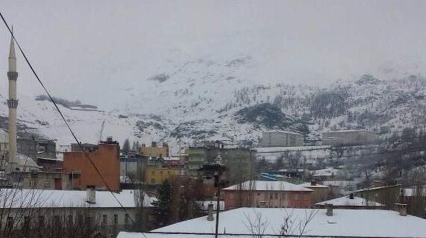 Pervari&rsquo;ye İlkbaharda Kar D&uuml;şt&uuml;