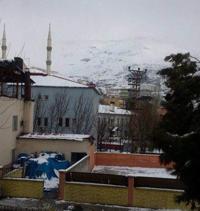 Pervari&rsquo;ye İlkbaharda Kar D&uuml;şt&uuml; 1