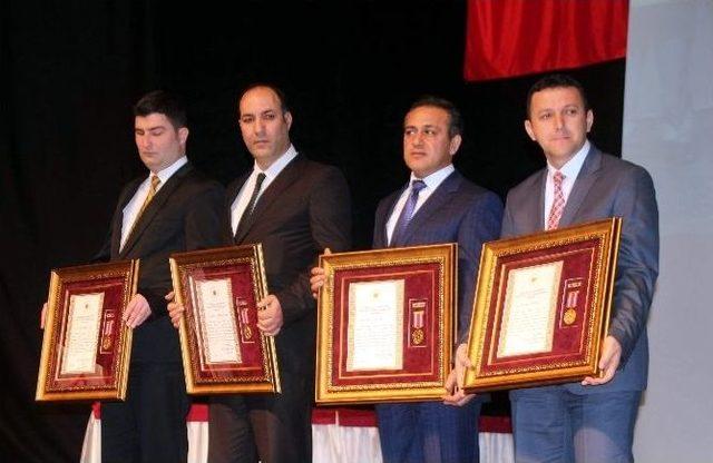 Gazilere &Ouml;v&uuml;n&ccedil; Madalyası Verildi 1