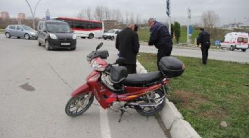 Motosiklet Kamyonet İle &Ccedil;arpıştı: 1 Yaralı