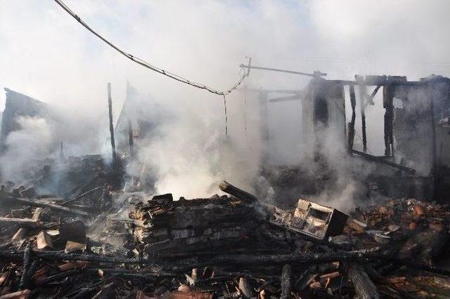 Yangında 2 Kardeş Yanarak Can Verdi 1