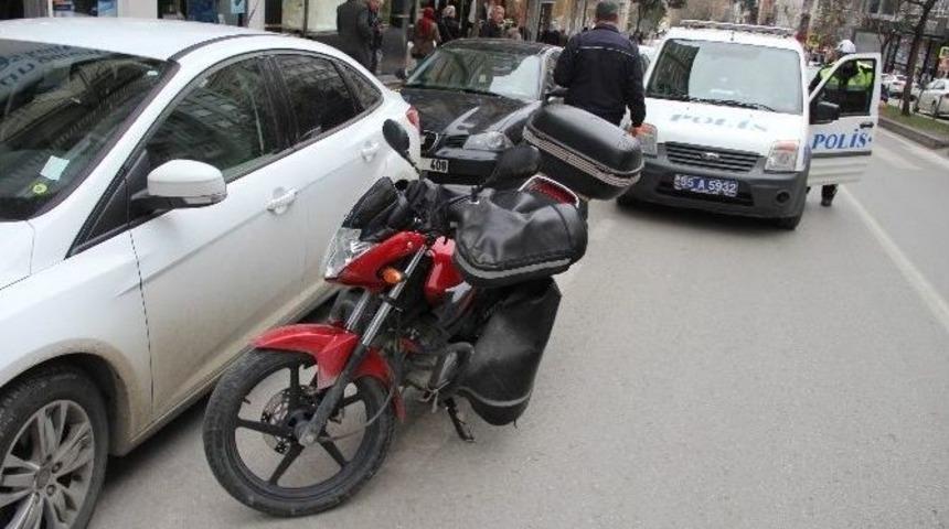 Motosiklet Yayaya &Ccedil;arptı: 2 Yaralı