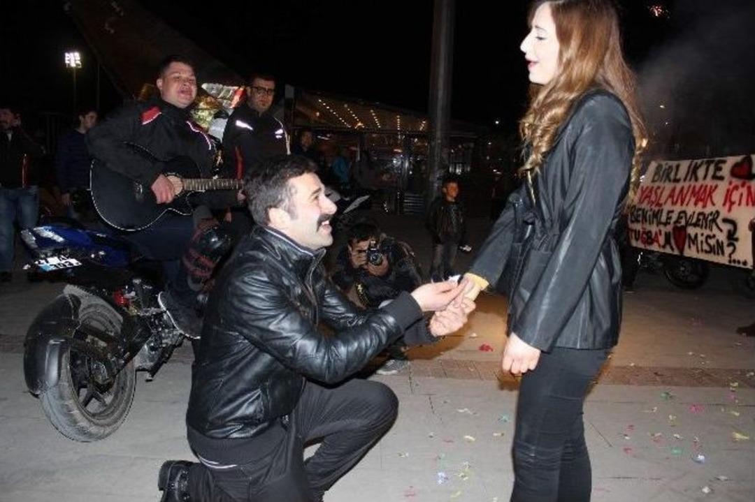 &Uuml;niversite &Ouml;n&uuml;nde S&uuml;rpriz Evlenme Teklifi