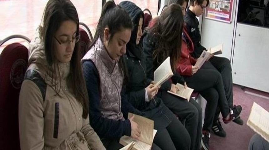 (&ouml;zel Haber) Kitap Okumaya Dikkat &Ccedil;ekmek İ&ccedil;in Tramvayda Kitap Okudular