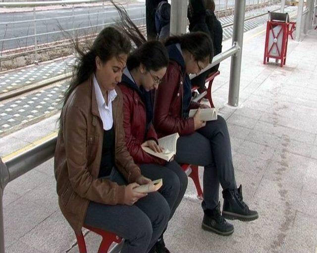 (özel Haber) Kitap Okumaya Dikkat Çekmek İçin Tramvayda Kitap Okudular