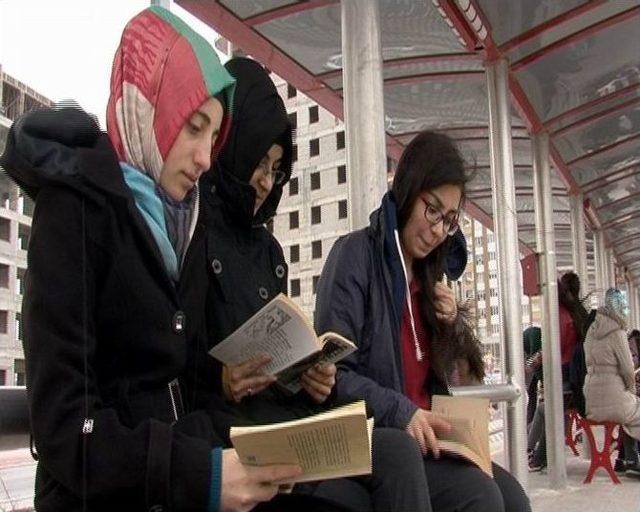 (özel Haber) Kitap Okumaya Dikkat Çekmek İçin Tramvayda Kitap Okudular