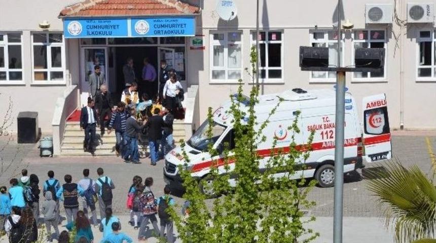 Muğla&rsquo;da Bir &Ouml;ğrenci Sınıf Arkadaşını &Ccedil;akıyla Yaraladı