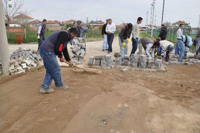 Mahalle Yollarına Taş Döşeniyor