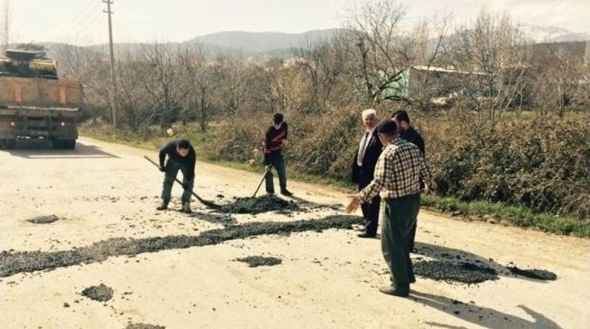 Korkuteli&rsquo;de Bozulan Yollarda Yama &Ccedil;alışması Yapılıyor
