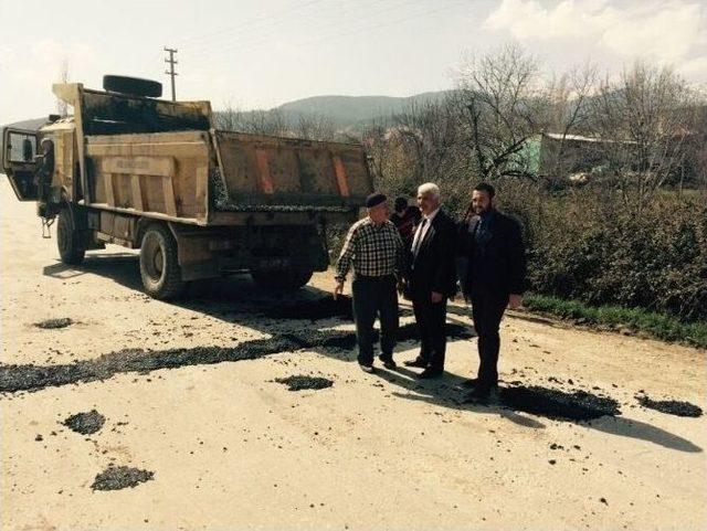 Korkuteli’de Bozulan Yollarda Yama Çalışması Yapılıyor