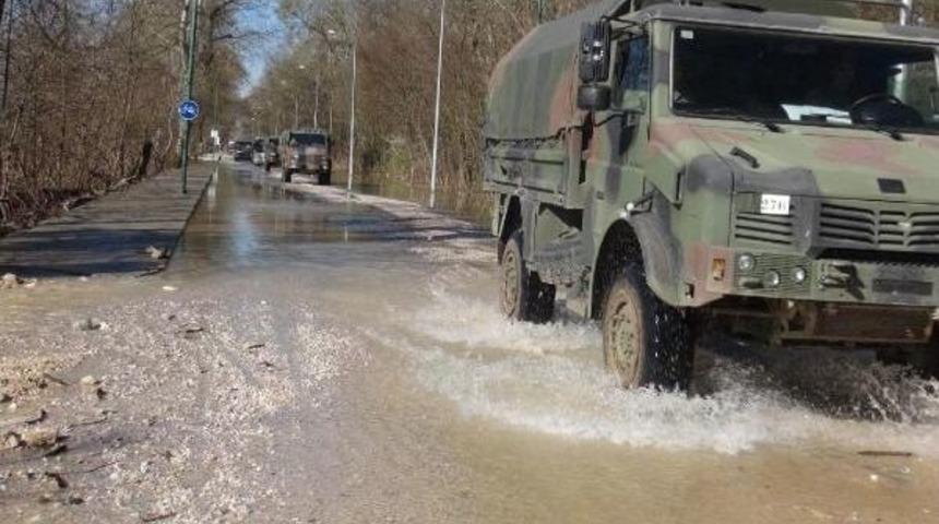 Edine'de Nehirlerin Debisi D&uuml;şt&uuml; Ama Yollar Su Altında
