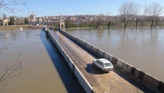 Edine'de Nehirlerin Debisi Düştü Ama Yollar Su Altında