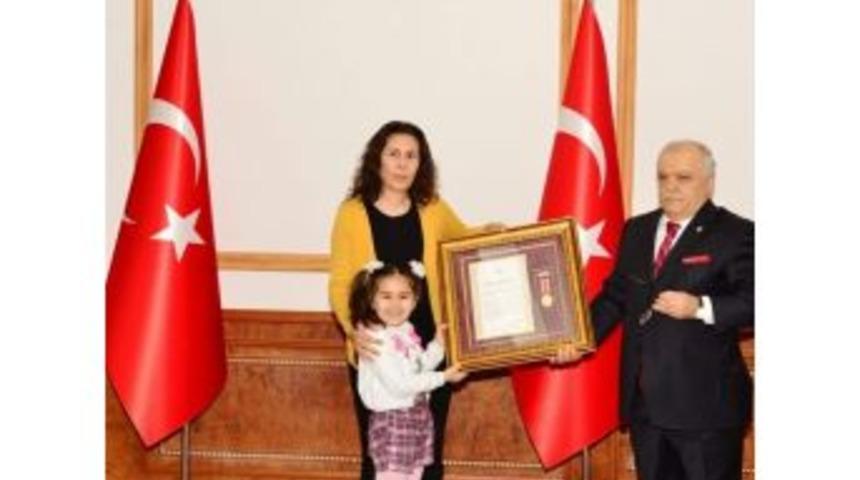 3 Şehit Ailesine Devlet &Ouml;v&uuml;n&ccedil; Madalyası Verildi