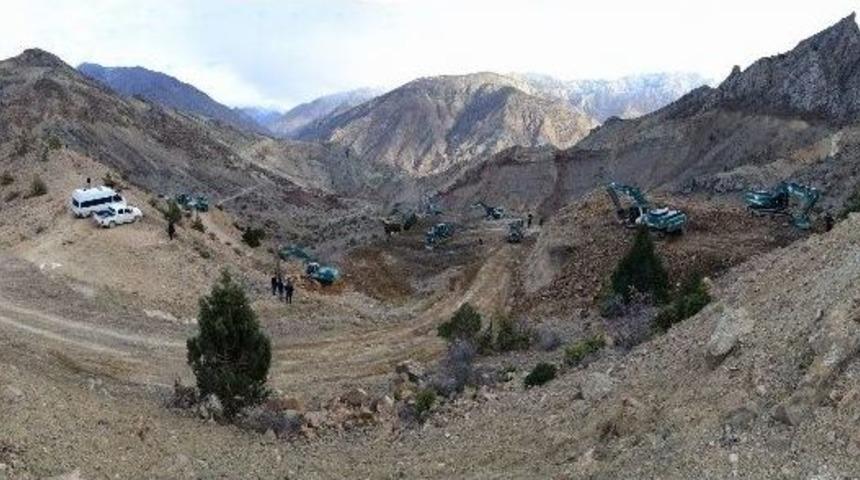 Yeni Yusufeli İ&ccedil;in İlk Kazma Vuruldu