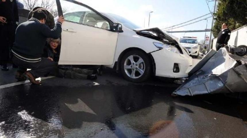 Beşiktaş'ta Karşı Şeride Ge&ccedil;ip, Konteynere &Ccedil;arptı