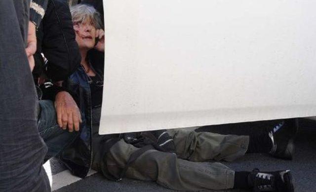 Beşiktaş ta Karşı Şeride Ge&ccedil;ip, Konteynere &Ccedil;arptı 1