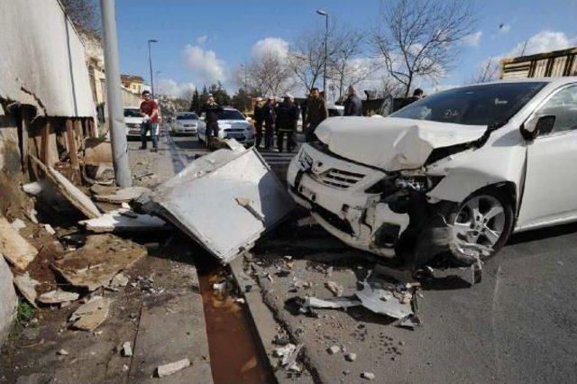 Beşiktaş ta Karşı Şeride Ge&ccedil;ip, Konteynere &Ccedil;arptı 3