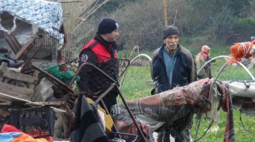 Barakası K&uuml;l Olunca, 70 Yaşındaki Mahmut Amca Ortada Kaldı
