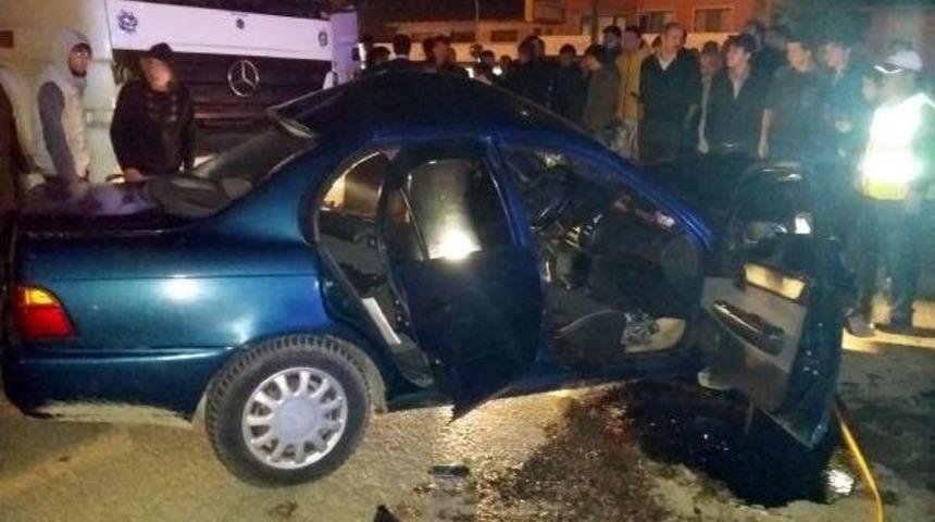 Kırmızı Işıkta Ge&ccedil;en Tır Otomobile &Ccedil;arptı: 1 &Ouml;l&uuml;, 1 Yaralı
