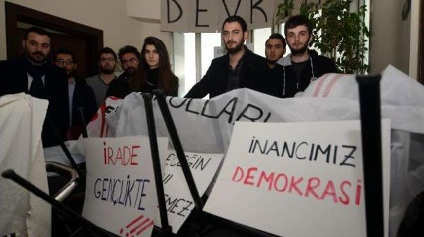 Trabzon Chp Gen&ccedil;lik Kolları, Parti Binasını Işgal Etti