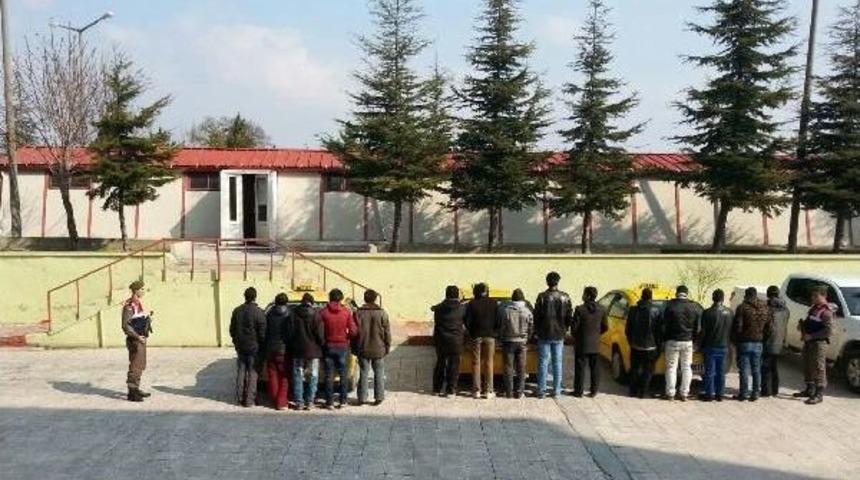 Suriyeli Ka&ccedil;aklar Taksiyle Sınıra Getirildi