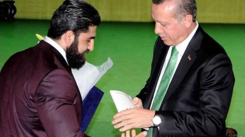 Azmin Zaferini Kitaba D&ouml;kt&uuml;