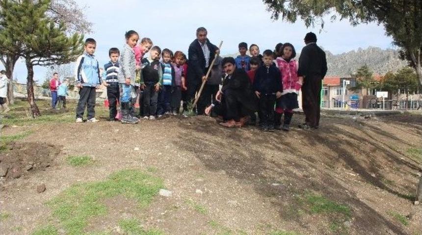 Sivrihisar&rsquo;da &Ouml;ğrencilerin Minik Elleri &Ccedil;am Fidanlarına Uzandı