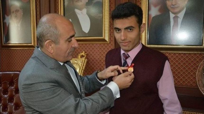 &Ccedil;anakkale Konulu Şiir Yarışmasında Dereceye Giren &Ouml;ğrenciler &Ouml;d&uuml;llendirildi