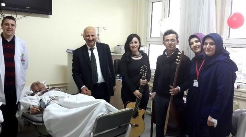 Diyaliz Hastalarına M&uuml;zikle Moral Verdiler