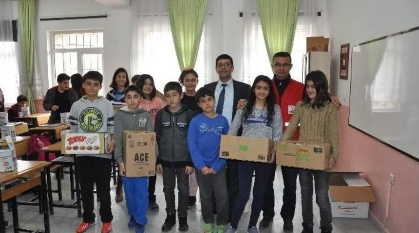 &Ouml;ğrencilerden Kızılay&rsquo;a Anlamlı Yardım