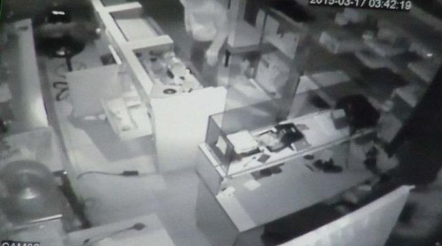 Hırsızlık Anı G&uuml;venlik Kamerasına Yansıdı