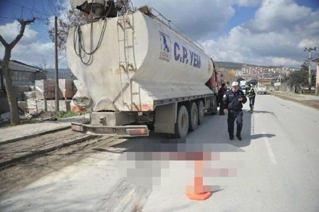 Köpekten Korkup Yola Çıkan Kadın Tanker Altında Kalıp Öldü