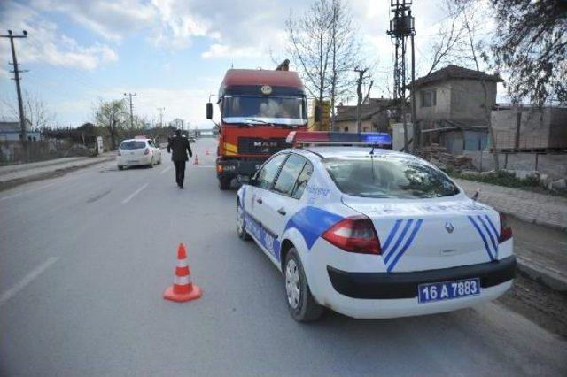 Köpekten Korkup Yola Çıkan Kadın Tanker Altında Kalıp Öldü