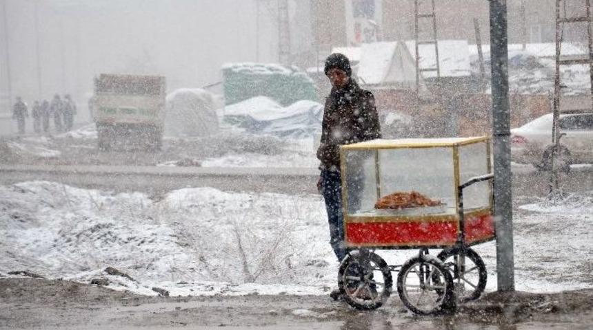 Y&uuml;ksekova&rsquo;da Kar Yağışı