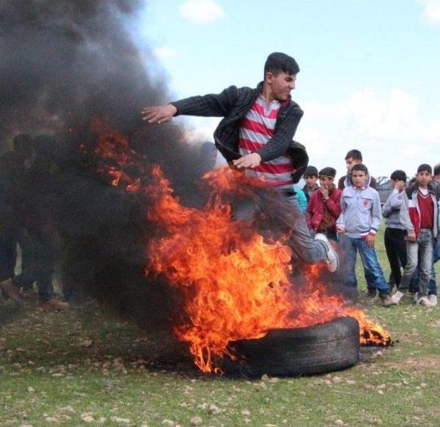 Suriye Sınırında Nevruz Ateşi Yakıldı