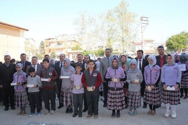 &Ouml;ğrencilerin &Ouml;d&uuml;l&uuml; &Ouml;ğretmenden 1