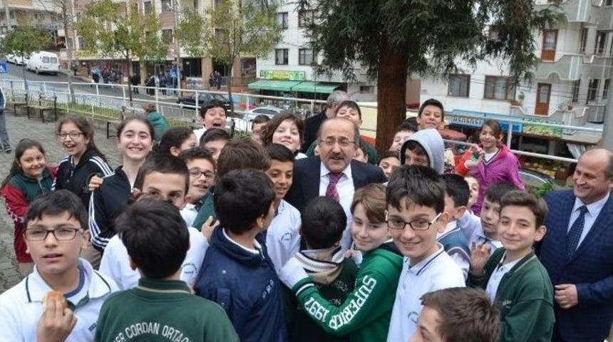 Başkan G&uuml;mr&uuml;k&ccedil;&uuml;oğlu, Okul Ziyaretlerini S&uuml;rd&uuml;r&uuml;yor