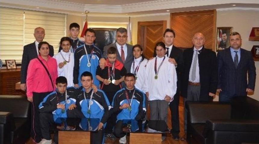 &Ouml;zel Sporcular Başkan &Ouml;zg&uuml;ven&rsquo;e Ziyaret