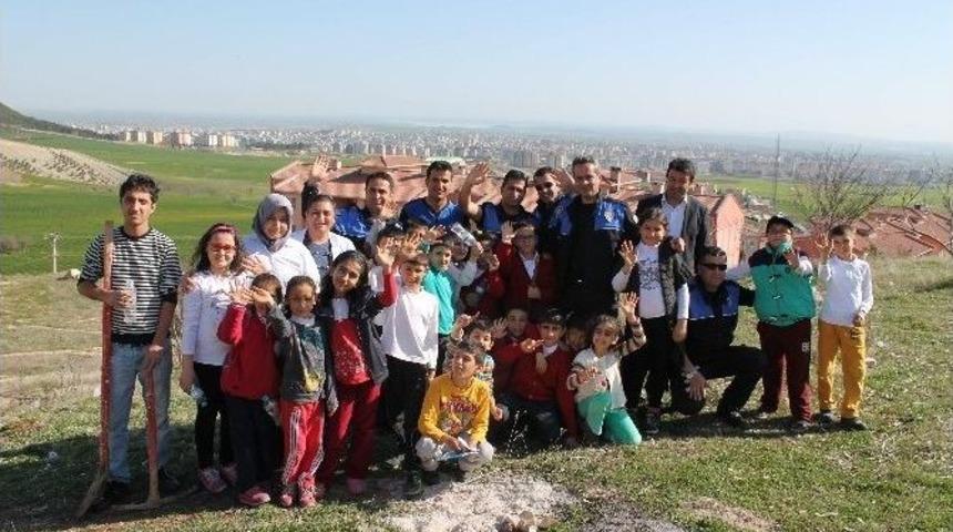 Okul &Ccedil;evresine Fidan Dikildi