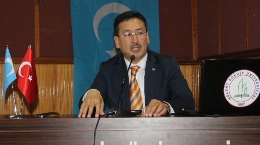 Be&uuml;&rsquo;de Doğu T&uuml;rkistan Konuşuldu