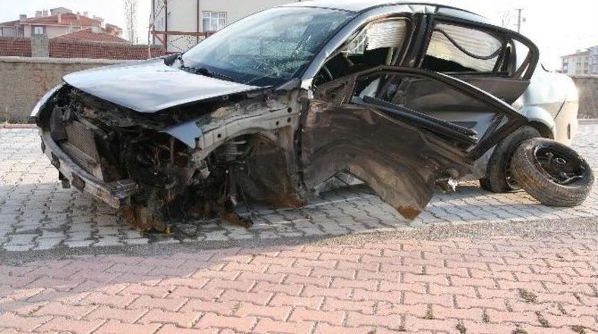 Kulu&rsquo;da İki Otomobil &Ccedil;arpıştı: 2 Yaralı