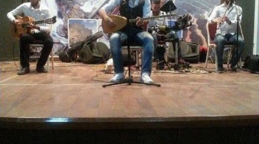 T&uuml;rk Halk M&uuml;ziği Sanat&ccedil;ısı Emre Doğan Yahyalı&rsquo;da Konser Verdi