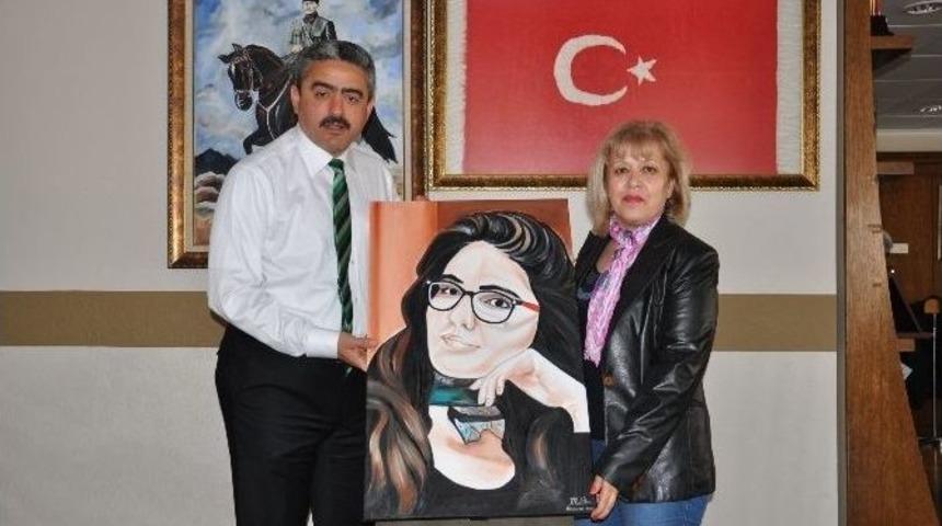 Ceyhan, &Ouml;zgecan Aslan&rsquo;ın Yağlı Boya Portresini Alıcık&rsquo;a Teslim Etti
