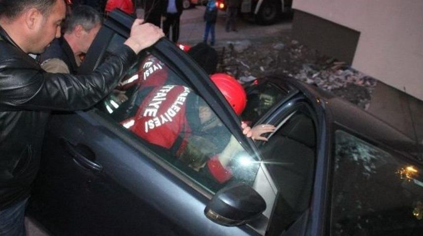 Geri Ka&ccedil;ırdığı Aracı Duvarda Asılı Kaldı