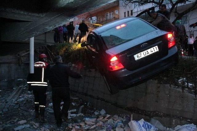 Geri Kaçırdığı Aracı Duvarda Asılı Kaldı