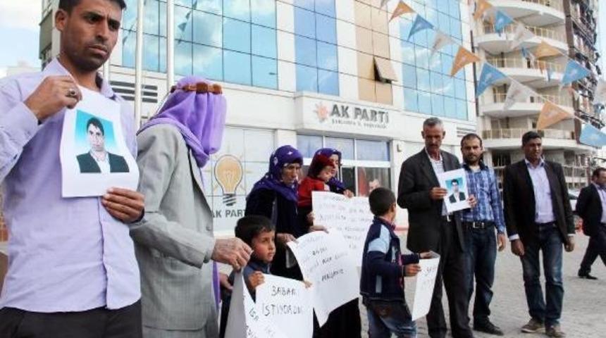 Irak'ta Işid &Uuml;yesi Diye G&ouml;zaltına Alınan Şof&ouml;r&uuml;n Ailesi, Ak Parti &Ouml;n&uuml;nde Oturma Eylemi Yaptı