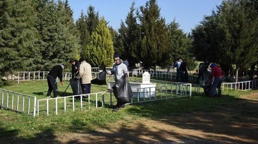 Mahkumlardan Mezarlık Temizliği