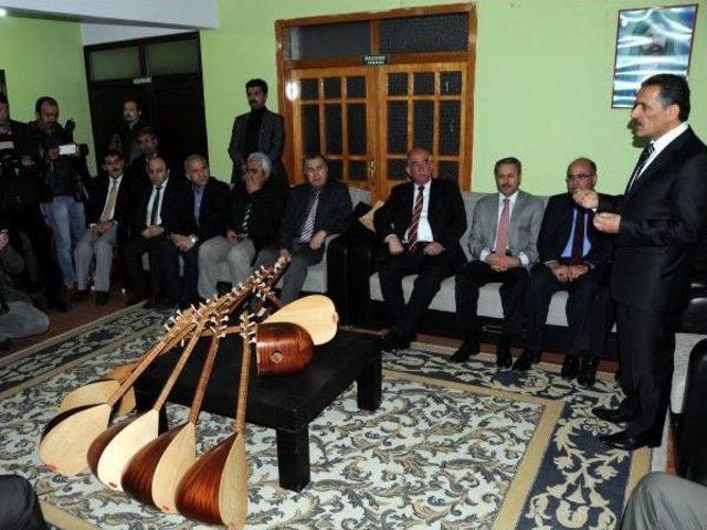 Cemevinde Kursiyerlere Bağlama Hediye Eden Tunceli Valisi: Silahlar Sussun Bağlamalar &Ccedil;alsın 1