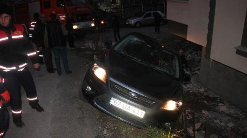 S&uuml;r&uuml;c&uuml;n&uuml;n Kaydırdığı Otomobil Duvarda Askıda Kaldı