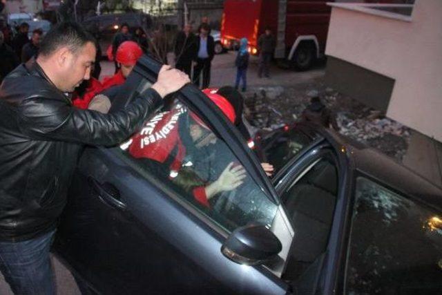 S&uuml;r&uuml;c&uuml;n&uuml;n Kaydırdığı Otomobil Duvarda Askıda Kaldı 1